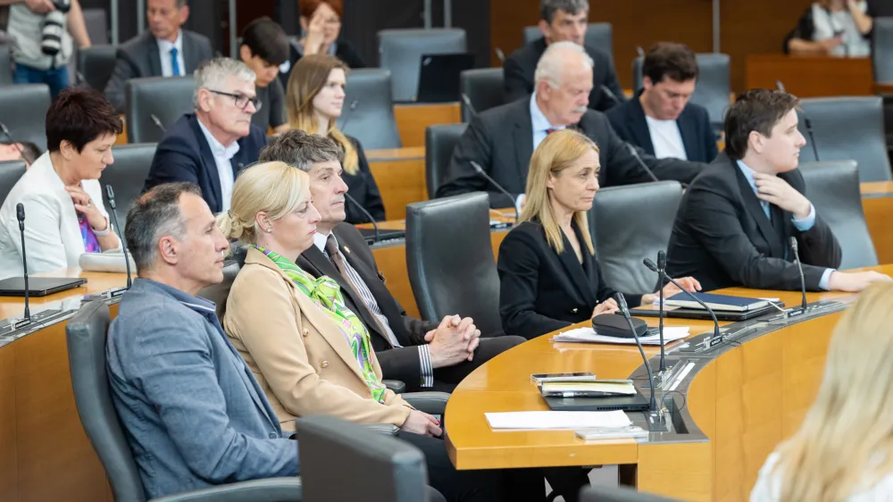 Ljubljana, DZ.<br>Redna seja DZ s poslanskimi vprasanji predsedniku vlade Robertu Golobu in ministrski ekipi.<br>Poslanska skupina Svoboda.