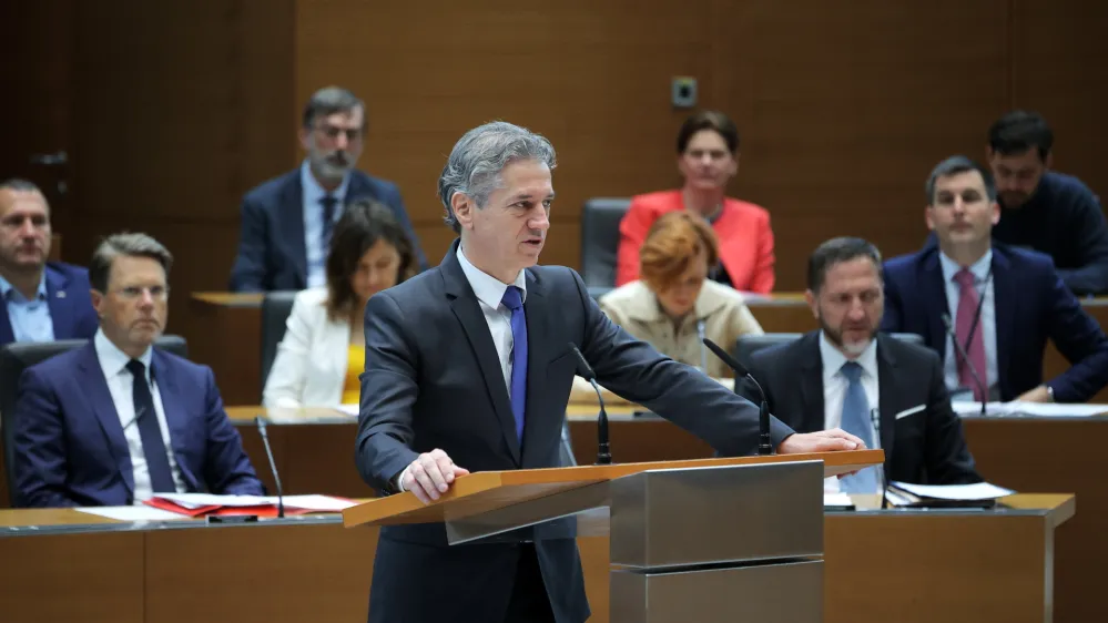 Ljubljana, Drzavni zbor.<br>Nadaljevanje redne seje DZ, na kateri so obravnavali predlog rebalansa proracuna RS za leto 2023, predlog novele zakona o izvrsevanju proracunov RS za leti 2023 in 2024 ter predlog novele zakona o financnem poslovanju, postopkih zaradi insolventnosti in prisilnem prenehanju.<br>Predsednik vlade Robert Golob.