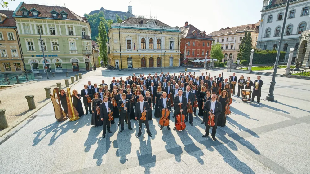 Orkester Slovenske filharmonije pred matično hišo. 