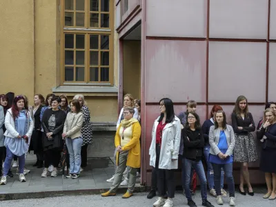 - Upravna enota Tobačna- 24.05.2023 - enourna opozorilna stavka zaposlenih na Upravni enoti UE Ljubljana - uradniki zahtevali dvig plač za sedem plačnih razredov in izenačitev nazivov na upravni enoti z nazivi na ministrstvih – protest – protestni shod - //FOTO: Jaka Gasar