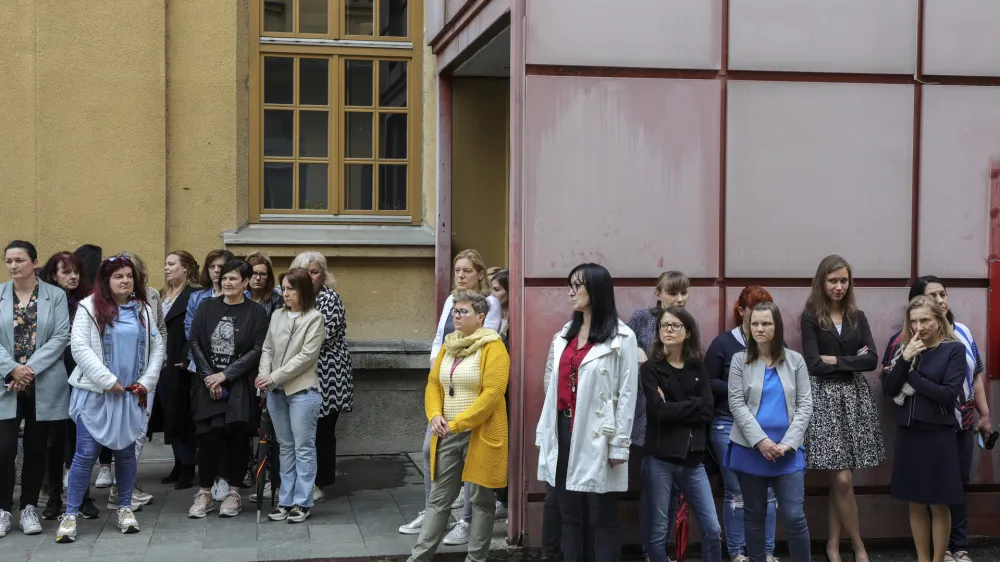 - Upravna enota Tobačna- 24.05.2023 - enourna opozorilna stavka zaposlenih na Upravni enoti UE Ljubljana - uradniki zahtevali dvig plač za sedem plačnih razredov in izenačitev nazivov na upravni enoti z nazivi na ministrstvih – protest – protestni shod - //FOTO: Jaka Gasar