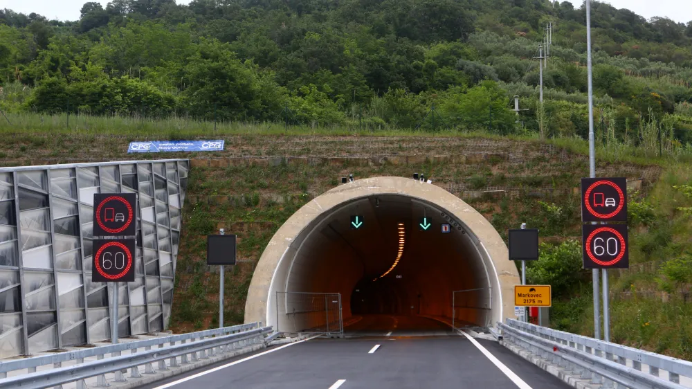 ﻿- 22.05.2015 Koper - Predor Markovec - dvocevni, dvopasovni predor na hitri cesti Koper - Izola // odprtje odseka hitre ceste  in dan odprtih vrat za predstavnike medijev pred odprtjem predora //FOTO: Bojan Velikonja