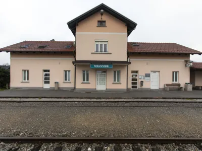 ﻿- Železniška postaja Medvode –potniški vlak - potniki - 07.11.2019 – Slovenske železnice (SŽ) – potniški promet na relaciji Medvode – Ljubljana, //FOTO: Matjaž Rušt