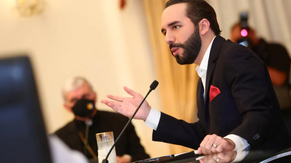 ﻿El Salvador's President Nayib Bukele takes part in a meeting with accredited ambassadors in El Salvador, at the Presidential House in San Salvador, El Salvador May 3, 2021. Picture taken May 3, 2021. Secretaria de Prensa de La Presidencia/Handout via REUTERS ATTENTION EDITORS - THIS IMAGE WAS PROVIDED BY A THIRD PARTY. NO RESALES. NO ARCHIVES. MANDATORY CREDIT.