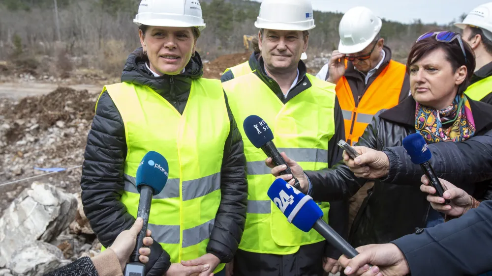 ﻿ministrica za infrastrukturo Alenka Bratušek- 27.03.2019 - infrastrukturni projekt Drugi tir - ogled gradnje dostopnih cest do trase novega železniškega tira Divača-Koper, //FOTO: Matjaž Rušt