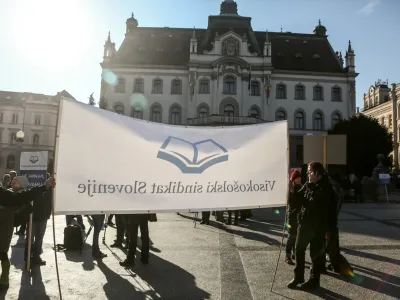 ﻿- Univerza v Ljubljani - protest zaposlenih z ljubljanske, mariborske in primorske univerze - - transparenti Visokošolski sindikat –-- 24.01.2018 – stavka sindikatov javnega sektorja pod geslom Vrnite nam odvzeto!, - protest zaradi prenizkih osebnih dohodkov – stavkovne aktivnosti so potekale v državni upravi, vzgoji in izobraževanju, zdravstvu, kulturi, sociali in na Radioteleviziji Slovenija, - demonstracije - protestni shod – javni sektor - sindikati -   //FOTO: Luka Cjuha