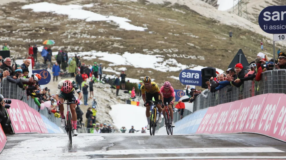 Primož Roglič (v sredini) je tik pred ciljno črto današnje etape ukradel tri sekunde nosilcu rožnate majice, Valižanu Geraintu Thomasu (desno).