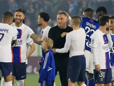 Soccer Football - Ligue 1 - RC Strasbourg v Paris St Germain - Stade de la Meinau, Strasbourg, France - May 27, 2023 Paris St Germain coach Christophe Galtier and Marco Verratti celebrate after winning Ligue 1 REUTERS/Pascal Rossignol