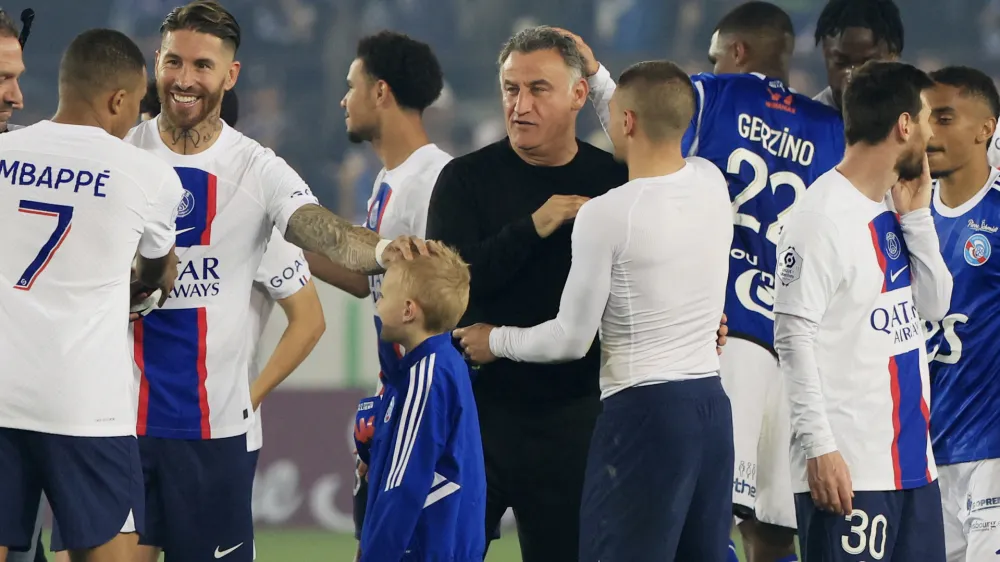 Soccer Football - Ligue 1 - RC Strasbourg v Paris St Germain - Stade de la Meinau, Strasbourg, France - May 27, 2023 Paris St Germain coach Christophe Galtier and Marco Verratti celebrate after winning Ligue 1 REUTERS/Pascal Rossignol