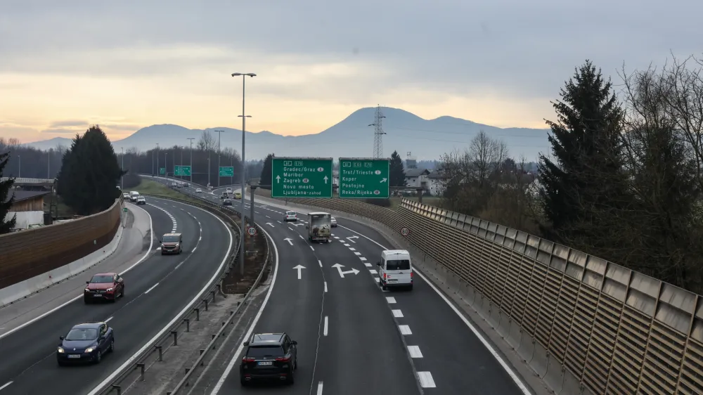 - 13.01.2023 - Zahodna ljubljanska obvoznica, razcep Kozarje. //FOTO: Bojan Velikonja