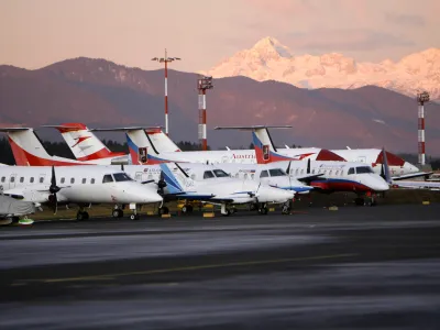 Aerodrom Ljubljana - Letališče Jožeta Pučnika Brnik - ilustrativna fotografija - letalo//FOTO: Tomaž Skale 
