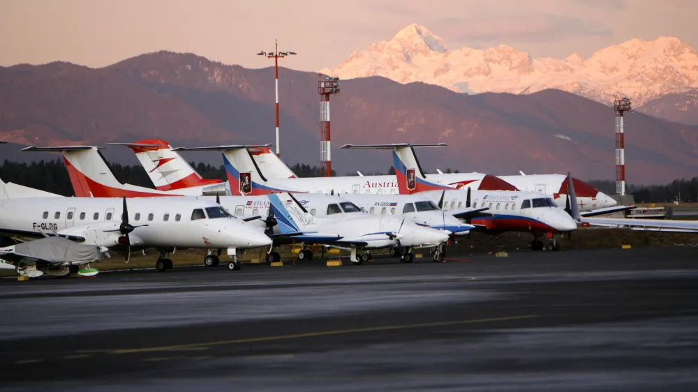 Aerodrom Ljubljana - Letališče Jožeta Pučnika Brnik - ilustrativna fotografija - letalo//FOTO: Tomaž Skale 