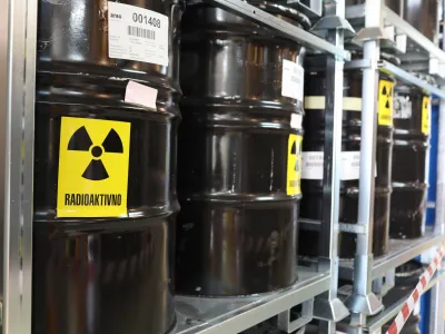 Mednarodni znak za radioaktivno nevarnost. - radioaktivni odpadki – sevanje - <br><br> - 13.10.2022 - Agencija za radioaktivne odpadke (ARAO) - Centralno skladišče radioaktivnih odpadkov (CSRAO), Brinje 40, Dol pri Ljubljani <br><br>//FOTO: Bojan Velikonja