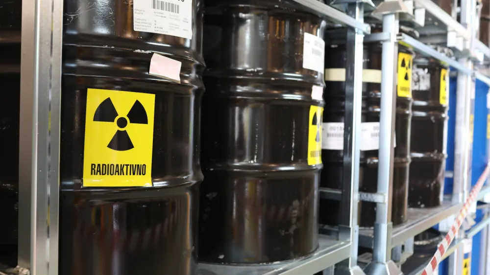 Mednarodni znak za radioaktivno nevarnost. - radioaktivni odpadki – sevanje - <br><br> - 13.10.2022 - Agencija za radioaktivne odpadke (ARAO) - Centralno skladišče radioaktivnih odpadkov (CSRAO), Brinje 40, Dol pri Ljubljani <br><br>//FOTO: Bojan Velikonja