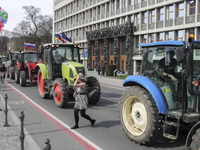 Del mestne opozicije je globo za vožnjo traktorjev skozi ožje mestno sredi&scaron;če brez posebnega dovoljenja občine videl kot način sankcioniranja kmetov, ki bi v bodoče protestirali v sredi&scaron;ču prestolnice. Foto: Jaka Gasar&nbsp;