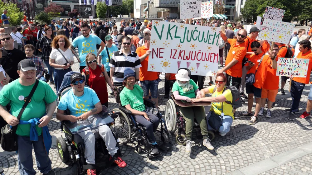 - simbolične volitve v podporo pravicam invalidov - - 29.05.2023 – shod Gibanja za odpravo odvzema volilne pravice osebam z invalidnostjo pod geslom "Volilna pravica ni kaprica". - 17. mednarodni festival za otroke s posebnimi potrebami Igraj se z mano 2023,//FOTO: Tomaž Skale