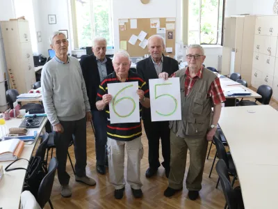 V njihovi nekdanji učilnici smo poklepetali s Samom Oblakom (levo), Filipom Lukom Maučičem, Jožetom Žerdinom, Bojanom Zajcem (spredaj z leve) in Stanislavom Pircem. 