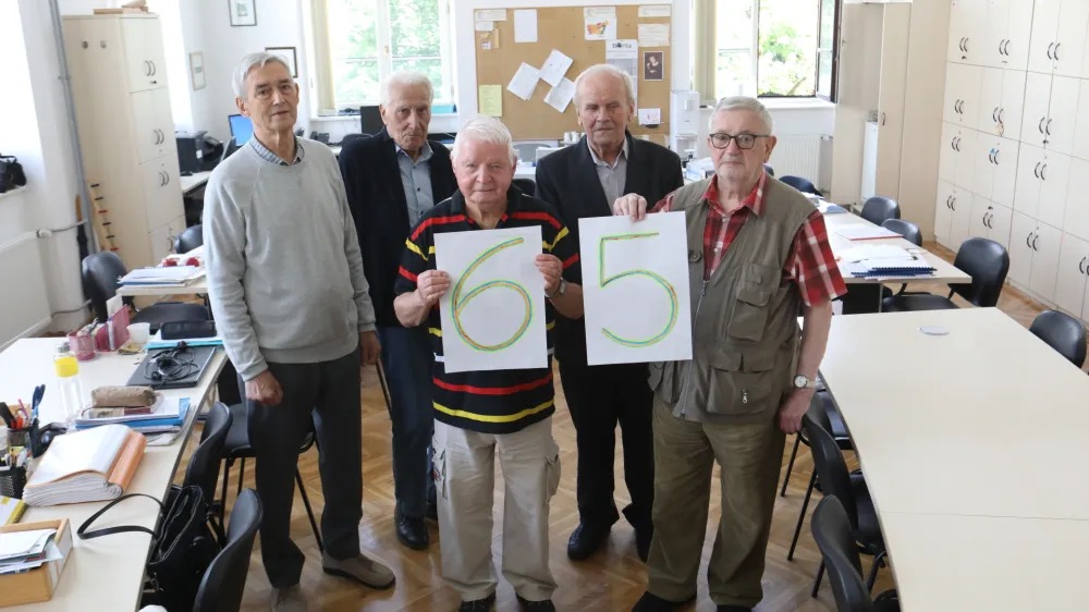 V njihovi nekdanji učilnici smo poklepetali s Samom Oblakom (levo), Filipom Lukom Maučičem, Jožetom Žerdinom, Bojanom Zajcem (spredaj z leve) in Stanislavom Pircem. 