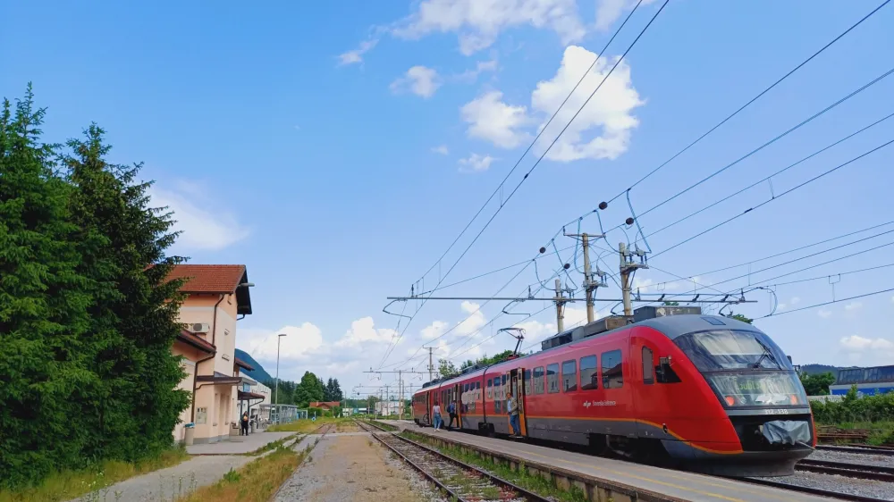 Čeprav po mnenju župana prinaša vrsto izboljšav, nekateri občani Medvod projektu drugega tira ostro nasprotujejo in pravijo, da gre za ekološki kriminal.