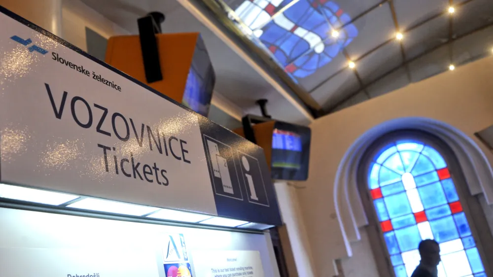 Od četrtka bo zaživela nova, tako imenovana vseslovenska vozovnica ali vozovnica Slovenija, ki uvaja enotno vozovnico za ves linijski potniški promet v državi, z izjemo mestnega prometa. 