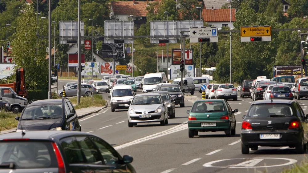 zoženje ceste- Lavrica 2013 - Dolenjska cesta - zgo&scaron;čen promet proti Kočevju - prometni zastoj -- gost promet z zastoji zaradi prometne konice //FOTO: Tomaž Skale