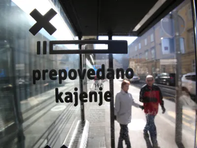 - simbolična fotografija - kajenje - kadilci -protikadilska zakonodaja - kadilskii zakon - prepoved kajenja - opozorilna nalepka prepovedano kajenje//FOTO: Tomaž Skale