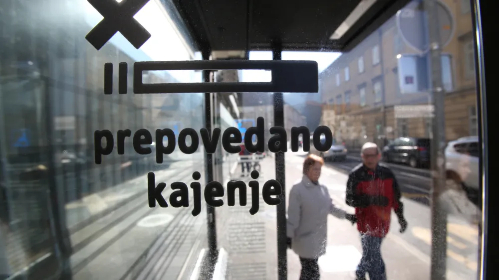 - simbolična fotografija - kajenje - kadilci -protikadilska zakonodaja - kadilskii zakon - prepoved kajenja - opozorilna nalepka prepovedano kajenje//FOTO: Tomaž Skale