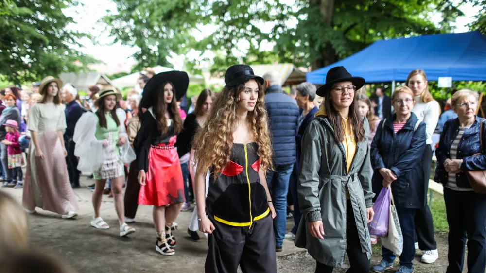 - modna revija- 03.06.2023 - 9. SLAMNIKARSKI SEJEM v Slamnikarskem parku pri Občini Domžale //FOTO: Bojan Velikonja 