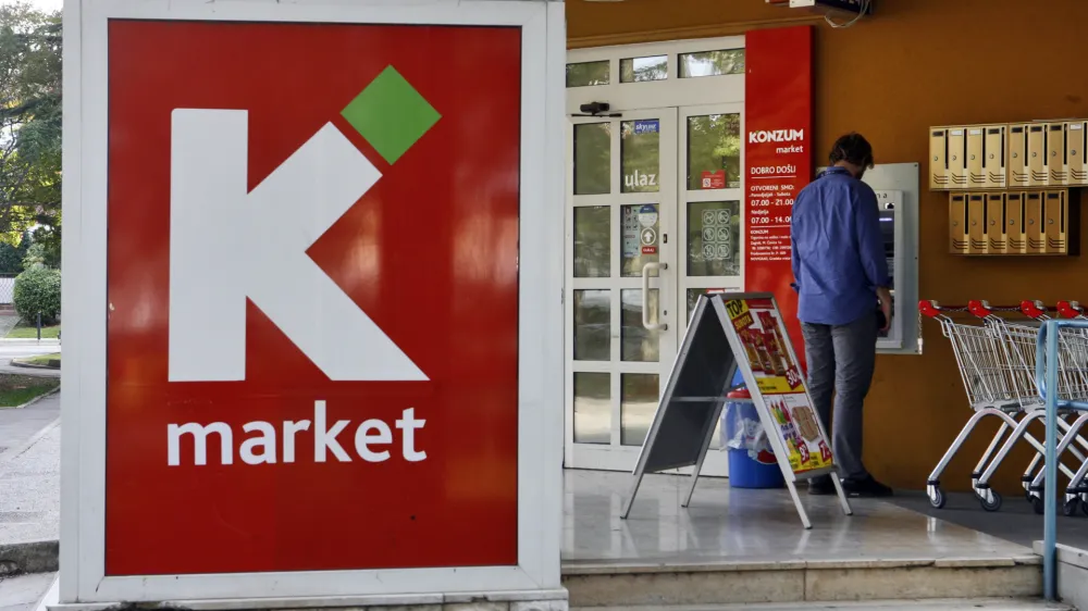 - Hrvaška 2012 - Novigrad - trgovina Market Konzum d.d., Gradska vrata 21a/, bankomat /FOTO: Bojan Velikonja