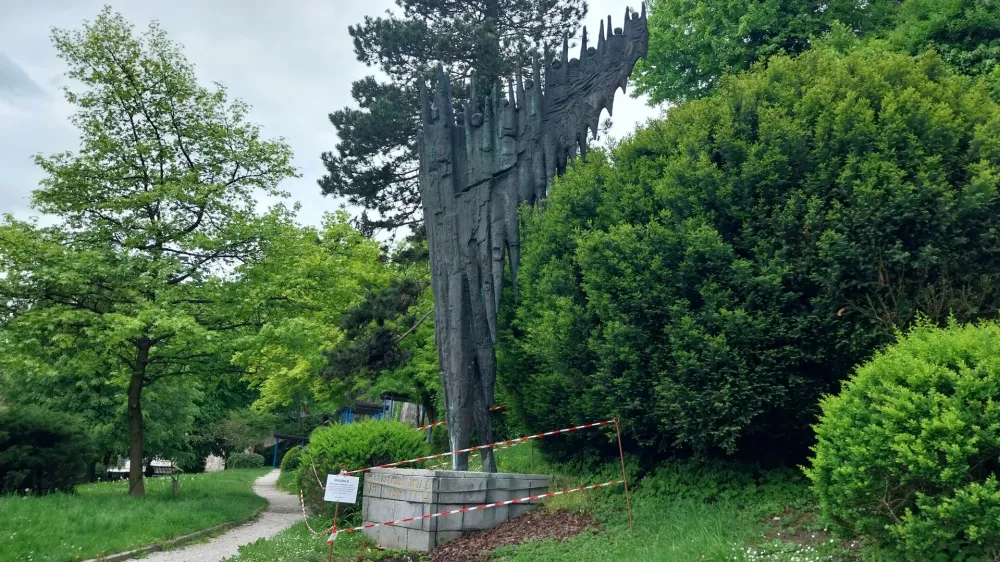 Bronasta skulptura ne bo deponirana, ampak bo prestavljena na ustrezno mesto, kjer se bo v nadaljevanju izvajalo njeno restavriranje. Foto: Vesna Levičnik