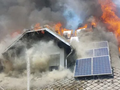 Objekt, na katerem je bila tudi fotovoltaika, je bil skoraj v celoti uničen. 