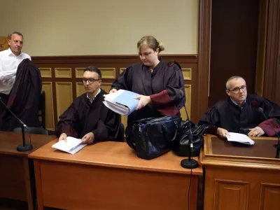 Obtoženih ni bilo, pri&scaron;li so le njihovi zagovorniki Sa&scaron;a Ravnik, Peter Mele, Petra Starič in Igor Gro&scaron;elj.&nbsp;