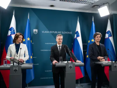 Ljubljana, vlada.<br>Hibridna novinarska konferenca ob prvi obletnici vlade, na kateri so sodelovali predsednik vlade Robert Golob ter podpredsednika Tanja Fajon in Luka Mesec.