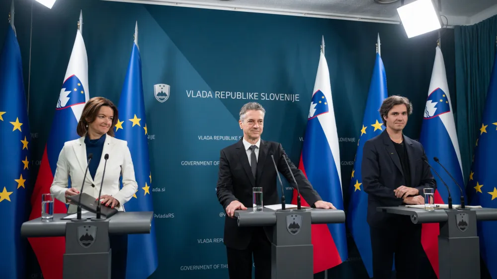 Ljubljana, vlada.<br>Hibridna novinarska konferenca ob prvi obletnici vlade, na kateri so sodelovali predsednik vlade Robert Golob ter podpredsednika Tanja Fajon in Luka Mesec.