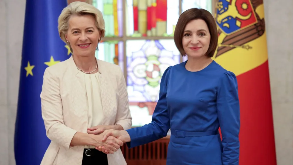 Moldovan President Maia Sandu and European Commission President Ursula von der Leyen shake hands during a news conference in Chisinau, Moldova, May 31, 2023. REUTERS/Vladislav Culiomza