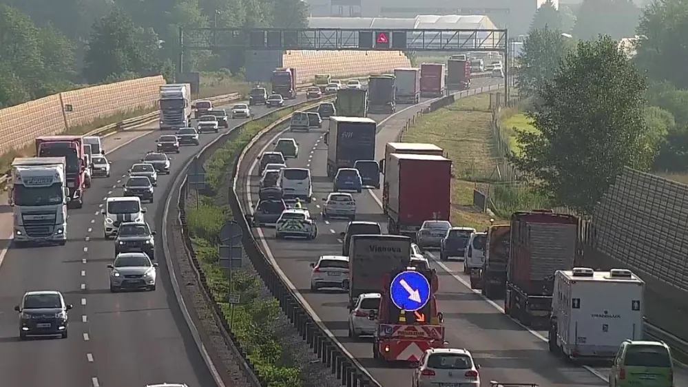 Voznik je sredi jutranje gneče na prehitevalnem pasu primorske avtoceste menjal pnevmatiko.