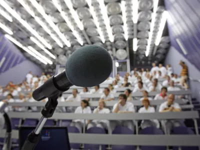 - Zdravniški sindikat FIDES - zbor zdravnic in zdravnikov - vodstvo sindikata je seznanilo zdravnike s pravicami iz dela ter s sindikalnimi prizadevanji in aktivnostmi za zaščito dostojanstva zdravniškega poklica ter zoper razvrednotenje zdravniškega dela,///FOTO: Luka Cjuha