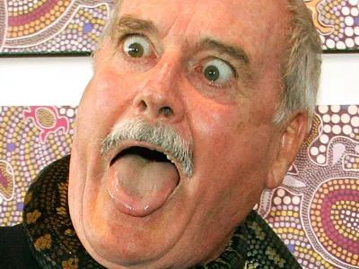 ** ARCHIV ** John Cleese albert mit einer Schlange um den Hals in Sydney am 6. Jan. 2006. Der britische Komiker John Cleese will sein Wissen an die naechste Generation weitergeben. Er werde ein Buch ueber die Geschichte der Komik schreiben und ausserdem als Professor Studenten beibringen, wie sie die Menschen zum Lachen bringen koennten, sagte Cleese laut einem Bericht der Nachrichtenagentur PA der Zeitung "The Times", wie am Montag, 12. Juni 2006, gemeldet wurde. (AP Photo/Paul Miller)