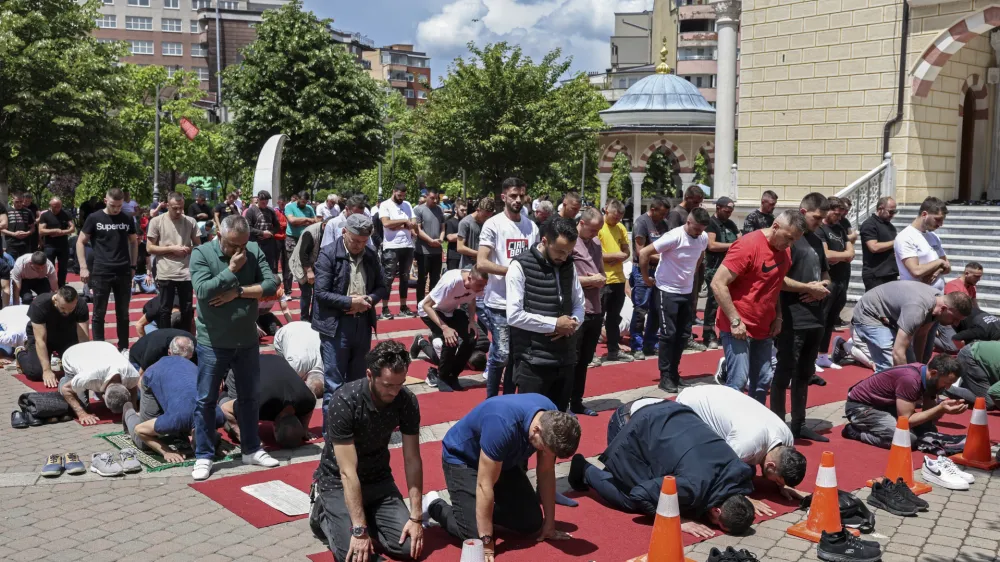 - Kosovska Mitrovica - petkova molitev, Albanci - 02.06.2023 – KOSOVO - napetost med Albanci in Srbi na severu Kosova - nemiri, nasilje in spopadi med pripadniki Natovih varnostnih sil KFOR in lokalnimi Srbi - kosovski Srbi so zahtevali umik novoizvoljenih županov, etničnih Albancev. //FOTO: Jaka Gasar