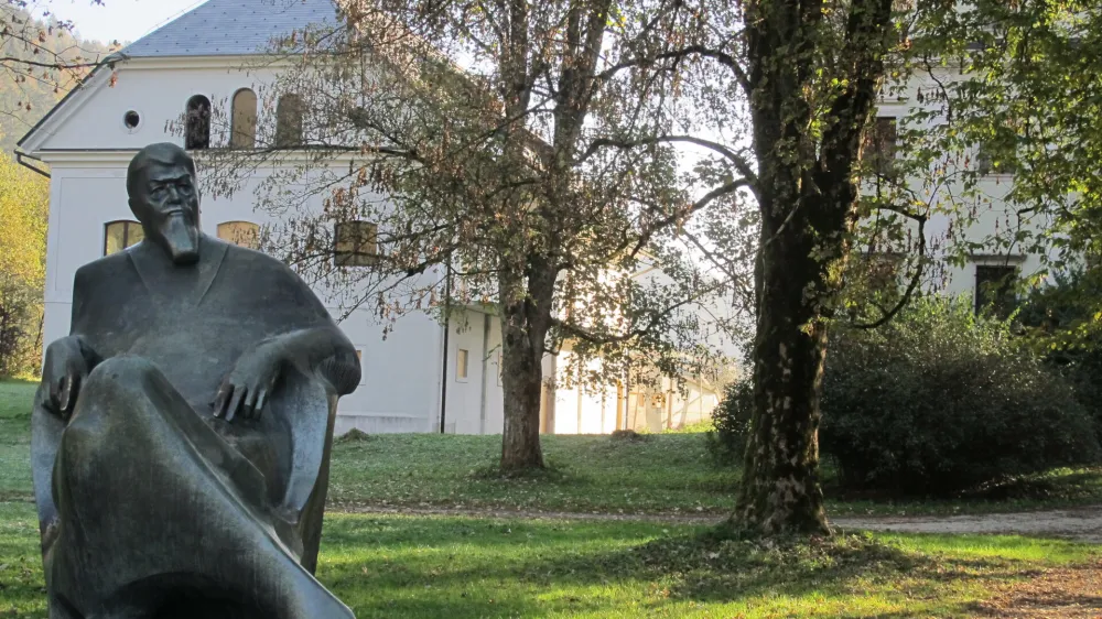 tavčarjev dvorec visoko, kip ivana tavčarja, delo Jake Savinška