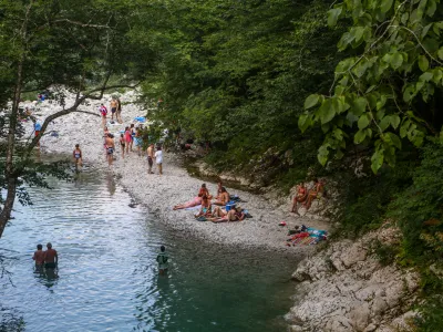 ﻿Kopališče pod Napoleonovim mostom na reki Nadiža- naravno - umetno jezero Kreda - Dolina reke Radovne na severozahodu Slovenije -    - Naravna in neznana kopališča v Sloveniji - nenadzorovana območja vodnih površin brez upravljavcev in reševalcev iz vode -   //FOTO: Bojan VelikonjaOPOMBA: ZA OBJAVO V PRILOGI – DNEVNIKOV OBJEKTIV - REPORTAŽA 2015 -