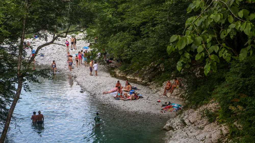 ﻿Kopališče pod Napoleonovim mostom na reki Nadiža- naravno - umetno jezero Kreda - Dolina reke Radovne na severozahodu Slovenije -    - Naravna in neznana kopališča v Sloveniji - nenadzorovana območja vodnih površin brez upravljavcev in reševalcev iz vode -   //FOTO: Bojan VelikonjaOPOMBA: ZA OBJAVO V PRILOGI – DNEVNIKOV OBJEKTIV - REPORTAŽA 2015 -