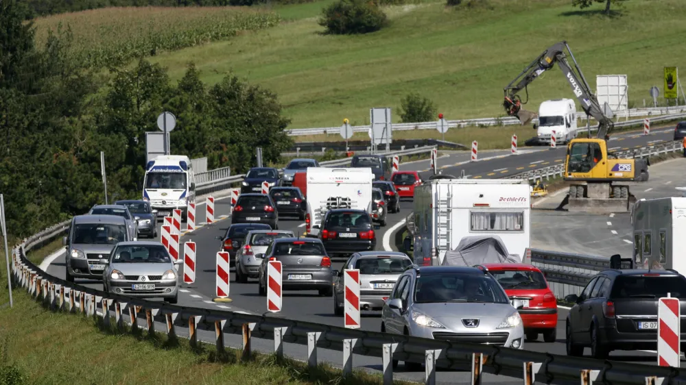 ﻿Zastoji na avtocesti Ljubljana- Koper, delovišče na izvozu UnecFoto: Tomaž Skale