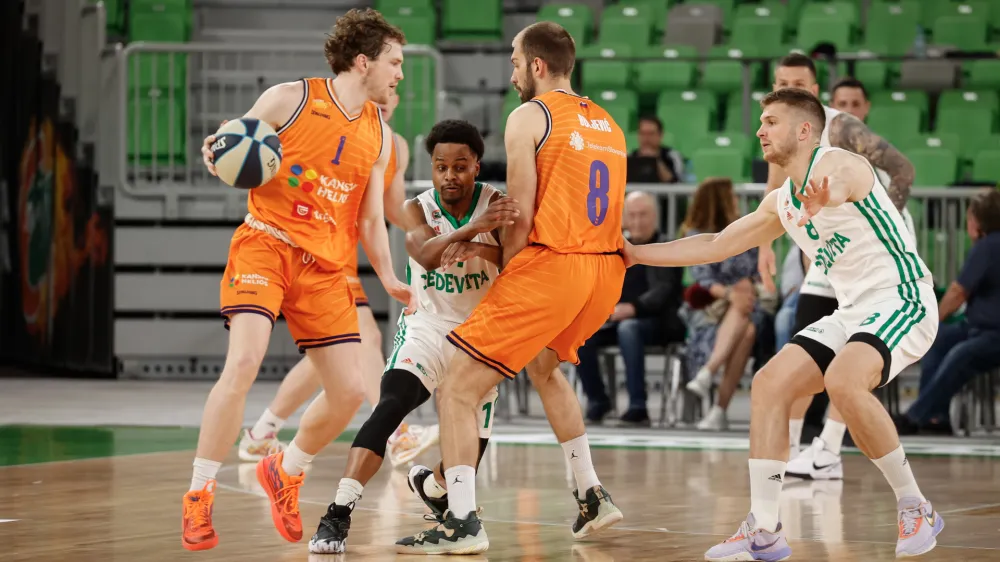 Ljubljana, Arena Stozice.<br>Sprejem treh ekip Kosarkarskega kluba Cedevita Olimpija v Hram slovenskih sportnih junakov ter tekma finalne serije drzavnega prvenstva med Cedevito Olimpijo in Helios Suns.