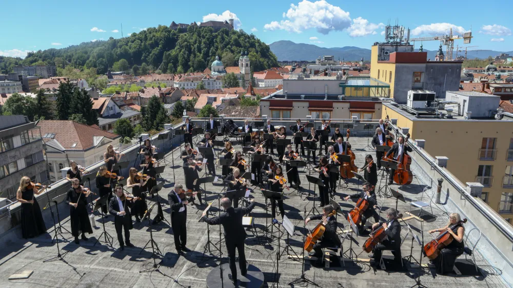 ﻿- 28.05.2021 – Simfonični orkester RTV Slovenija pod vodstvom dirigenta Rossena Milanova snemali filharmonični koncert na strehi Radia Slovenija - //FOTO. Luka Cjuha.