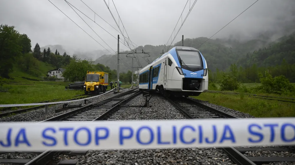 - 11.05.2023 - Iztirjen vlak v Kresnicah s 50 potniki. //FOTO: Nik Erik Neubauer