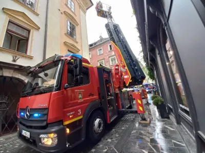 Gasilci v starem mestnem jedru hitro sprožijo skrb med me&scaron;čani in zvedavost med turisti. Tokrak k sreči ni bilo nič posebnega. F Primož Knez