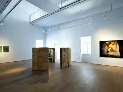 V Mestni galeriji Piran od. 3.6 do 20. avgusta gostuje 21 raznovrstnih umetnin, ki se javnosti predstavljajo pod skupnim naslovom: Vse ni tako, kot se zdi (Everything Is Not What It Seems).