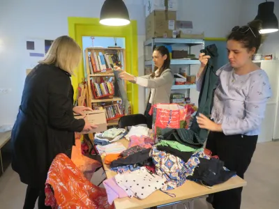 Nekaj oblačil so že donirali zaposleni v novomeški občinski upravi in nekaterih javnih zavodih.Foto: Dragana Stanković