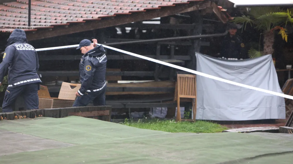 - 05.06.2023 &ndash; strelski obračun v Fužinah - 47-letni mo&scaron;ki storilec je na terasi lokala Sombrero ustrelil 57-letnega in 58-letnega mo&scaron;kega, kasneje pa si je sodil &scaron;e sam &ndash; umor &ndash; streljanje <br><br><br>//FOTO: Bojan Velikonja